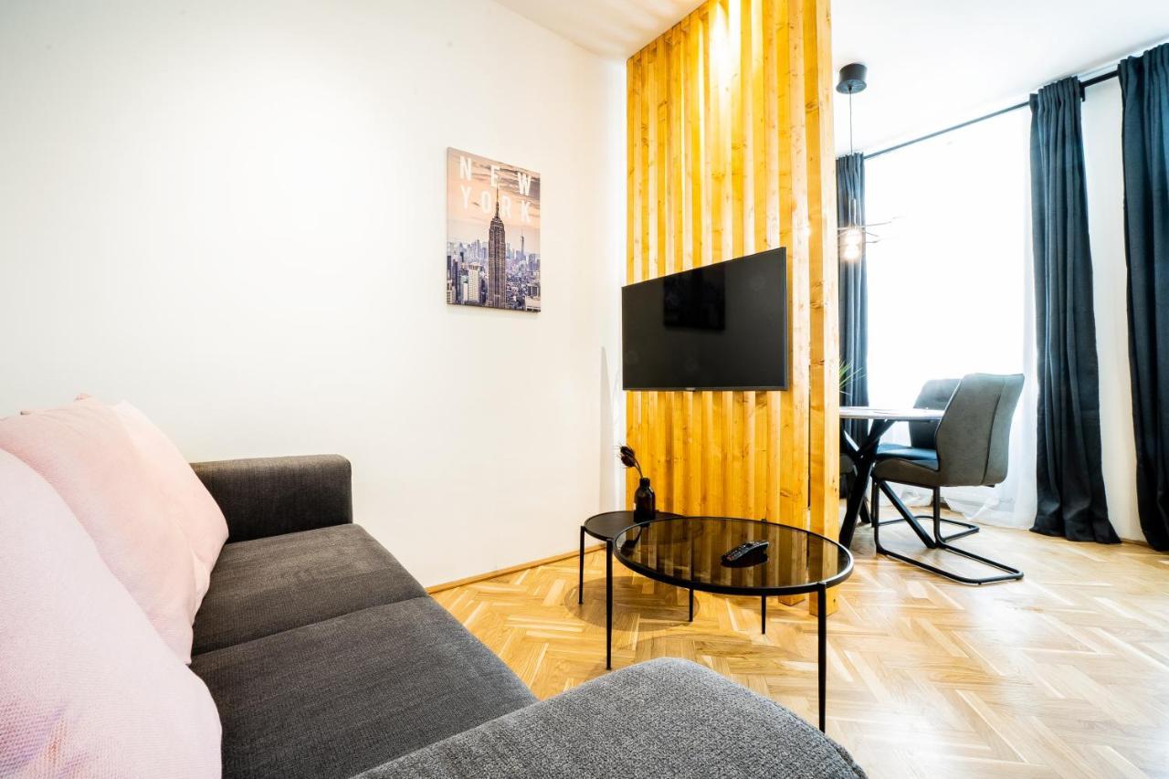 Modern And Lovely Next To Subway Station Viena
