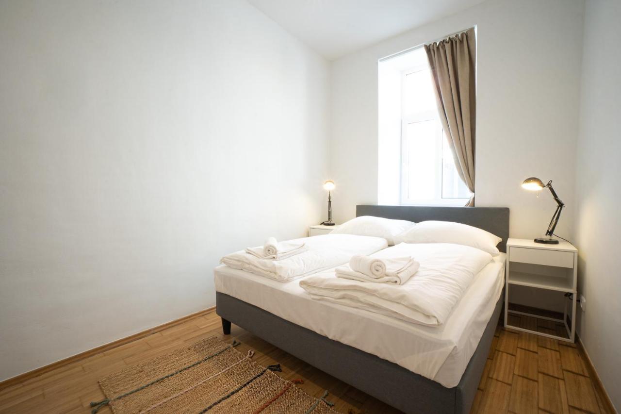 Modern And Lovely Next To Subway Station Viena